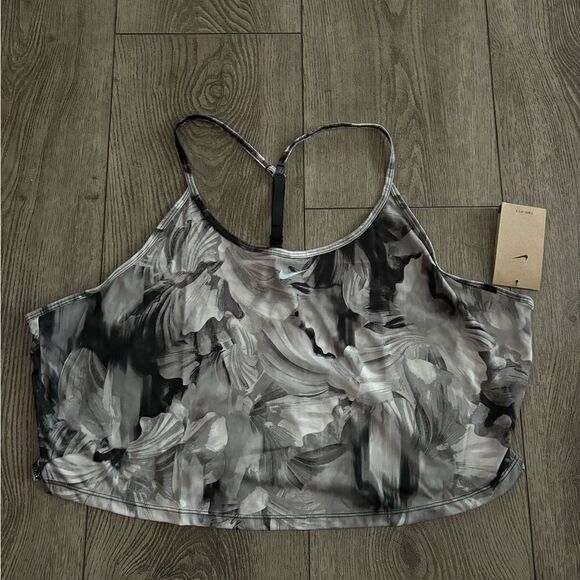 Nike woman’s crop top perfect for working out - Picture 1 of 3